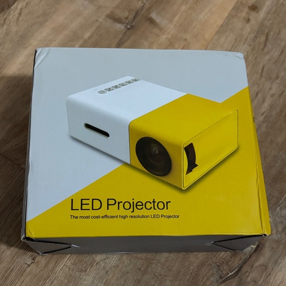 Yellow and White LED Projector - Picture 1 of 9
